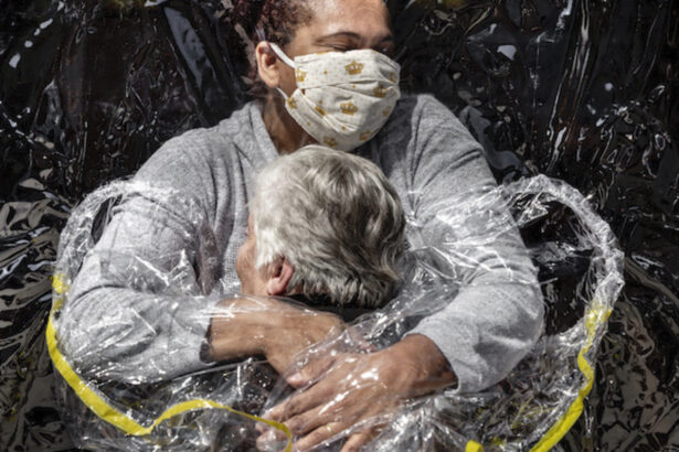 Concorso World Press Photo 2021: la foto dell’anno raffigura un abbraccio ai tempi del Covid 19