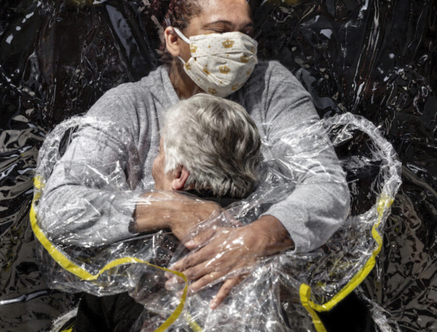 Concorso World Press Photo 2021: la foto dell’anno raffigura un abbraccio ai tempi del Covid 1