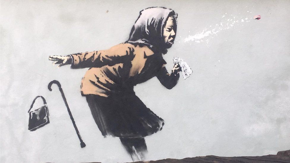 Banksy colpisce ancora: a Bristol con la donna che starnutisce e la dentiera che vola 19