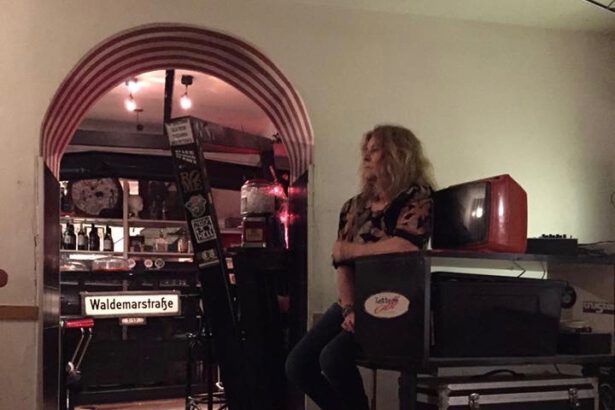 "Il mio caffè letterario è stato chiuso per aver messo un tavolo fuori e un posacenere" 15