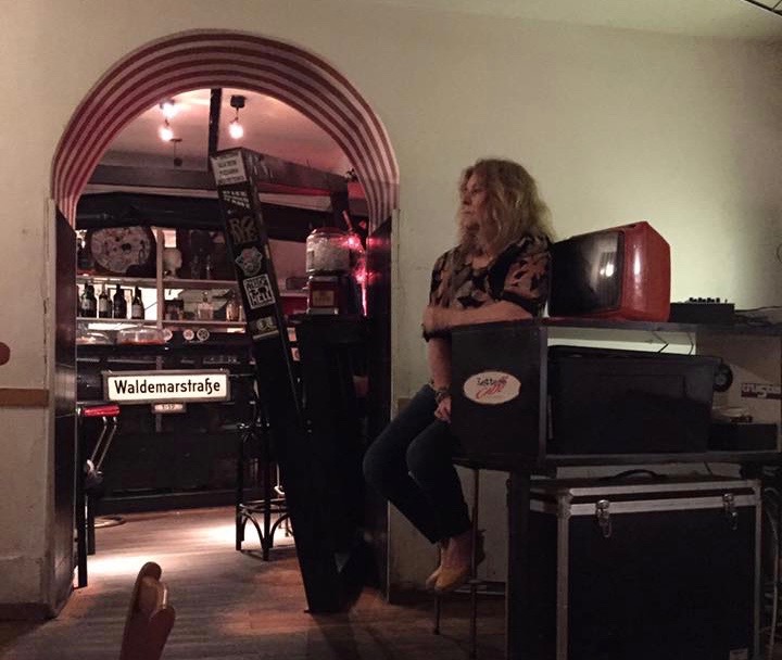 "Il mio caffè letterario è stato chiuso per aver messo un tavolo fuori e un posacenere" 1