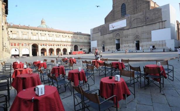 Caffè a cielo aperto con più tavolini all'esterno: così saranno le città italiane 18