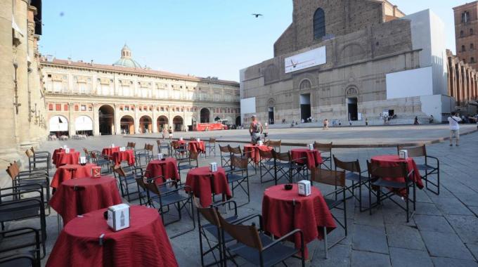 Caffè a cielo aperto con più tavolini all'esterno: così saranno le città italiane 1