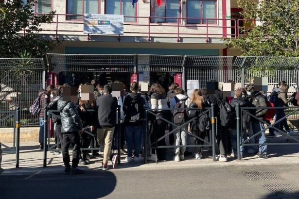 Ruvo di Puglia, 14enne precipita dalla finestra della scuola e muore: aveva preso un brutto voto 7