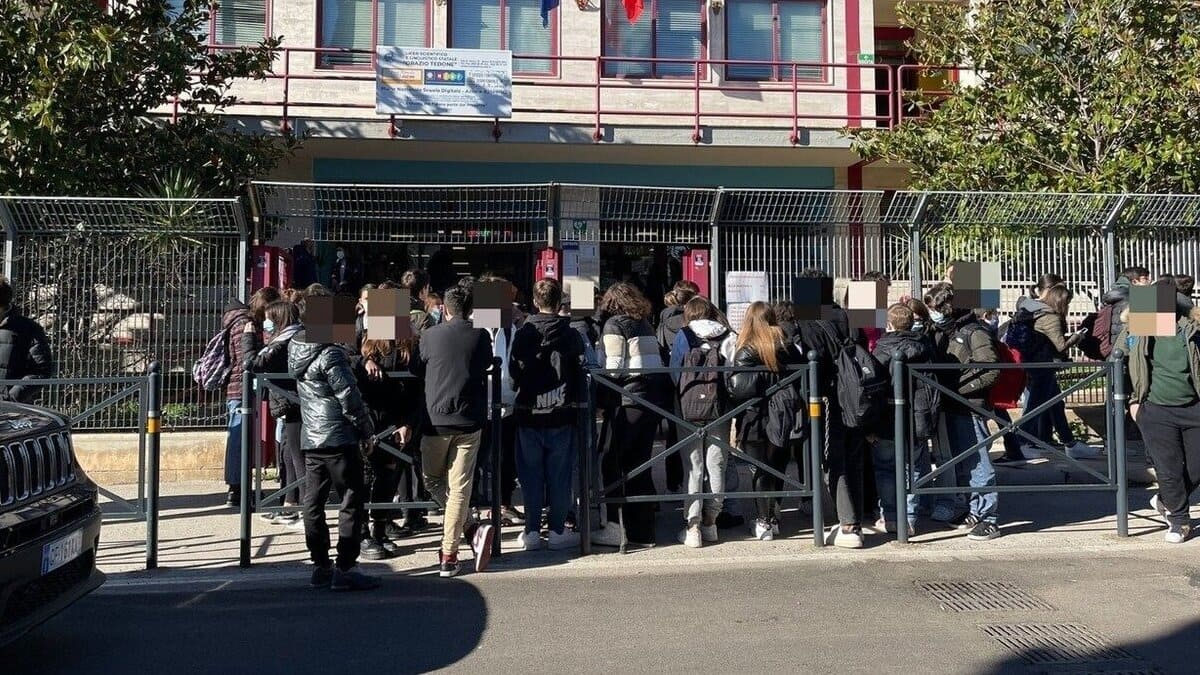 Ruvo di Puglia, 14enne precipita dalla finestra della scuola e muore: aveva preso un brutto voto 13