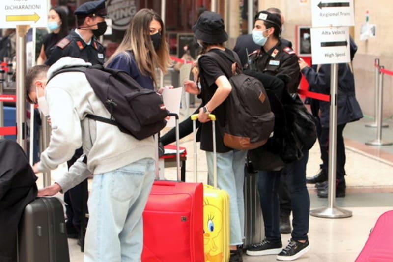 Pasqua, esodo di massa verso Sud, lo sfogo di un casellante: "Tanto nessuno controlla" 6 Pasqua, esodo di massa verso Sud, lo sfogo di un casellante: "Tanto nessuno controlla" 5