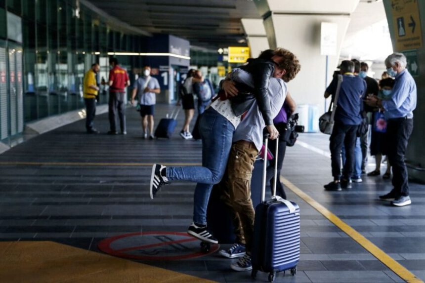 Londra, salutarsi in aeroporto costa: tassa sugli abbracci, 6 euro per dieci minuti 1