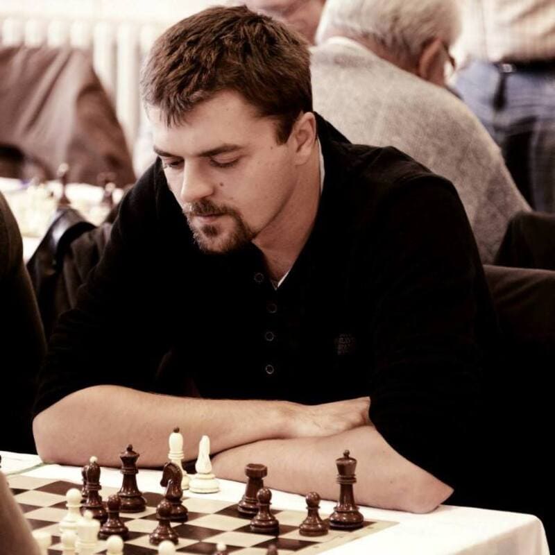 Perché l'algoritmo di YouTube ha censurato il canale dello scacchista Radic 3 L'errore di YouTube: censura al canale di scacchi di Agadmator per razzismo.