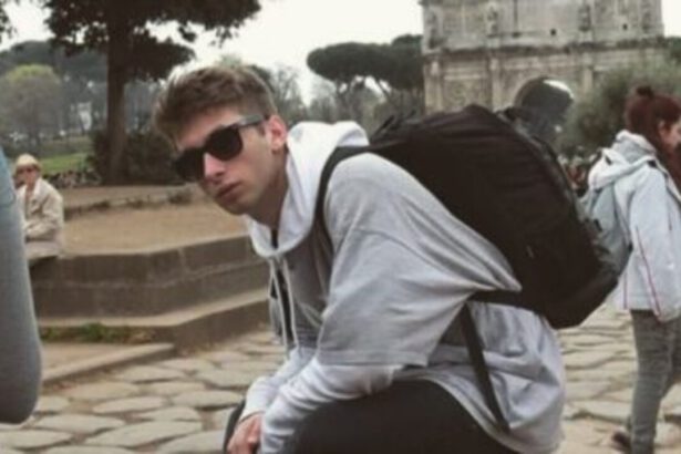 Esce con gli amici e non risponde più al cellulare: 24enne trovato morto in bagno 27