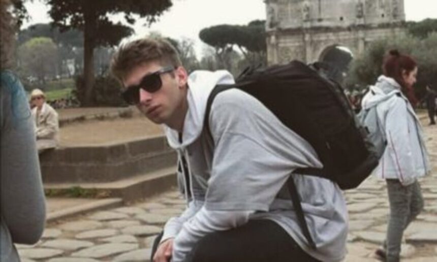 Esce con gli amici e non risponde più al cellulare: 24enne trovato morto in bagno 1