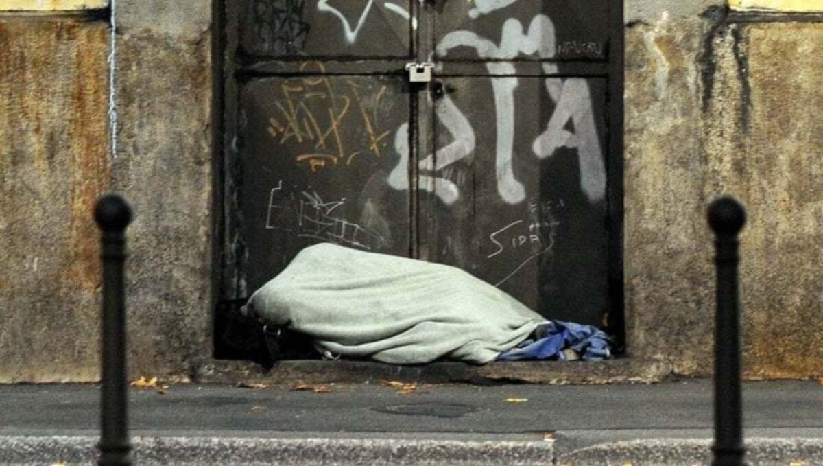 Roma, trovato morto in strada un 27enne: "Non si può ancora morire di freddo" 16
