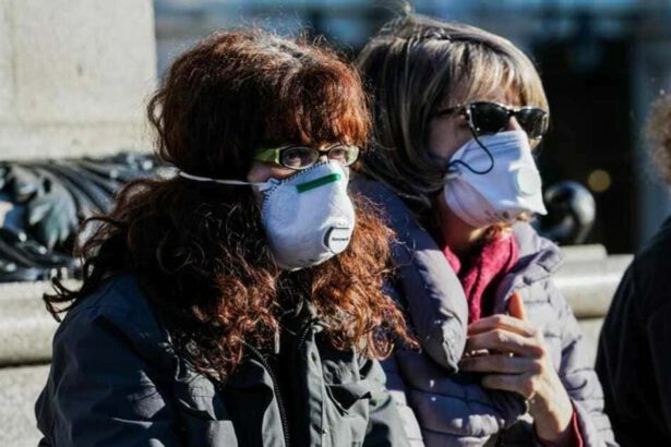 Covid-19, l'allarme dei medici: la variante inglese 'buca' le mascherine chirurgiche 8