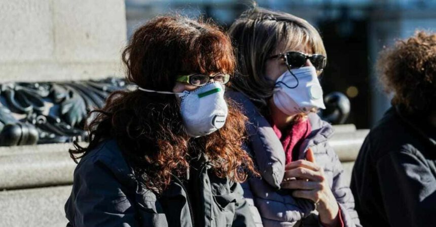 Covid-19, l'allarme dei medici: la variante inglese 'buca' le mascherine chirurgiche 1