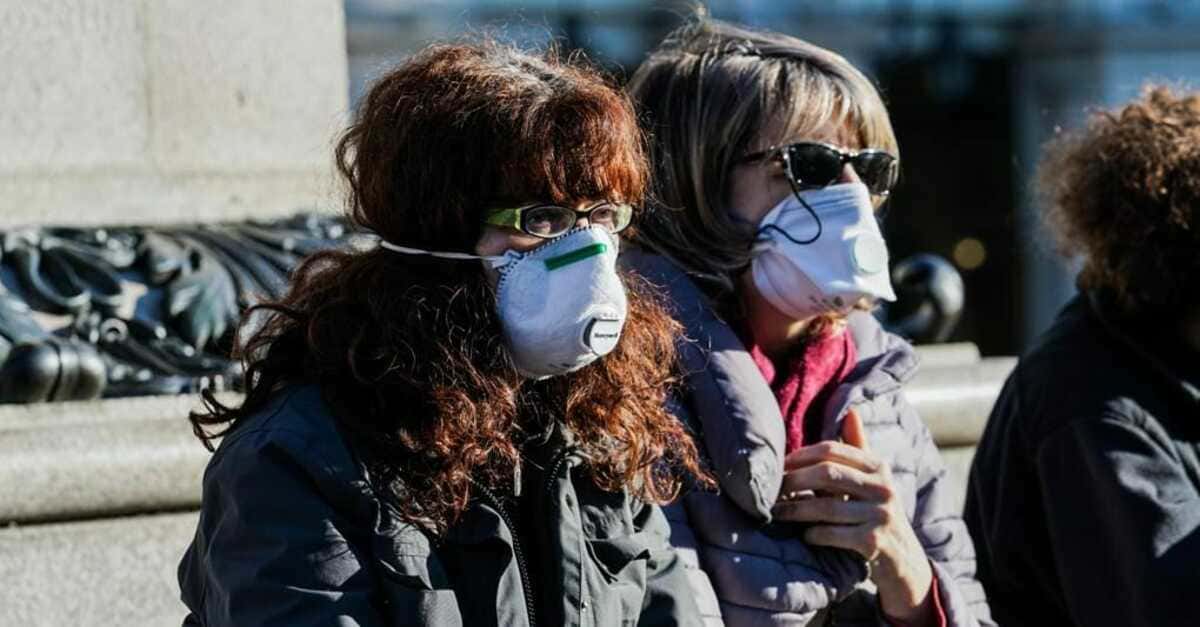 Covid-19, l'allarme dei medici: la variante inglese 'buca' le mascherine chirurgiche 15