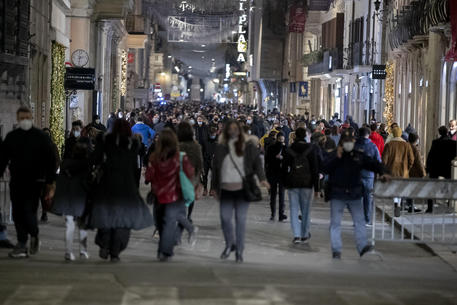 Covid a Roma, dopo le 18 non si beve e non si mangia, si compra: il racconto di un venerdì pomeriggio 4