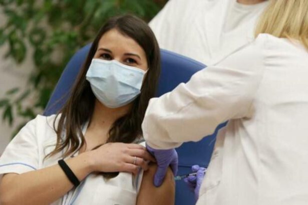 Minacce di morte dai no vax per Claudia Alivernini, la prima infermiera vaccinata in Italia 19