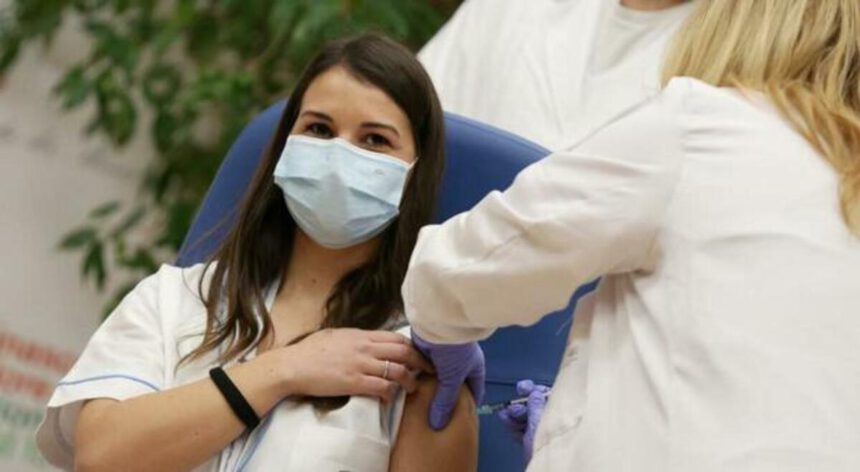 Minacce di morte dai no vax per Claudia Alivernini, la prima infermiera vaccinata in Italia 2 Minacce di morte dai no vax per Claudia Alivernini, la prima infermiera vaccinata in Italia 1