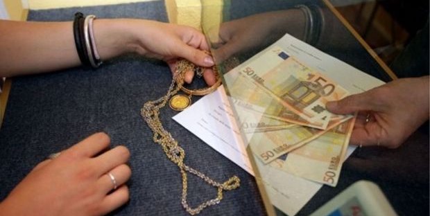 Lunghe file per vendersi gli ultimi gioielli di famiglia: ecco i nuovi poveri italiani 1