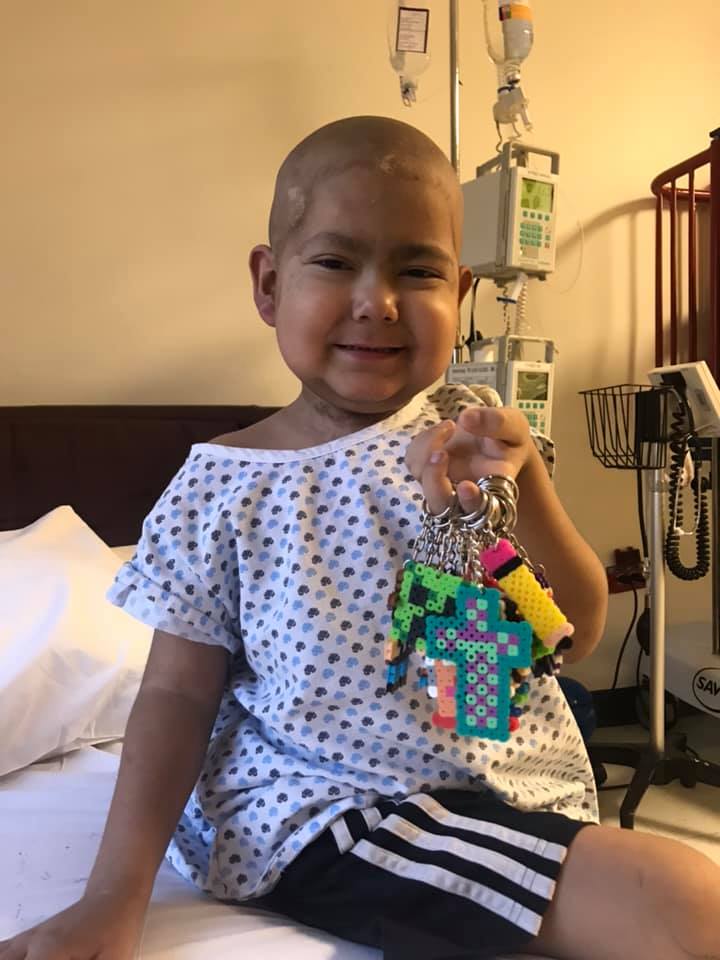 Gian Carlos, il piccolo guerriero di 6 anni che paga le sue cure realizzando portachiavi 5