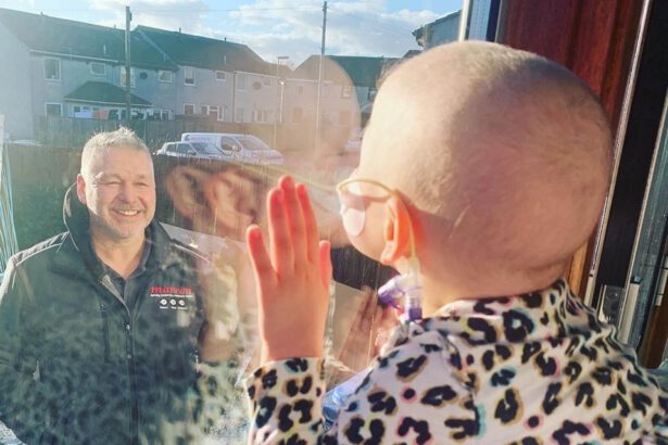 La foto simbolo della lotta al Coronavirus: bimba in chemioterapia guarda il papà attraverso il vetro 5