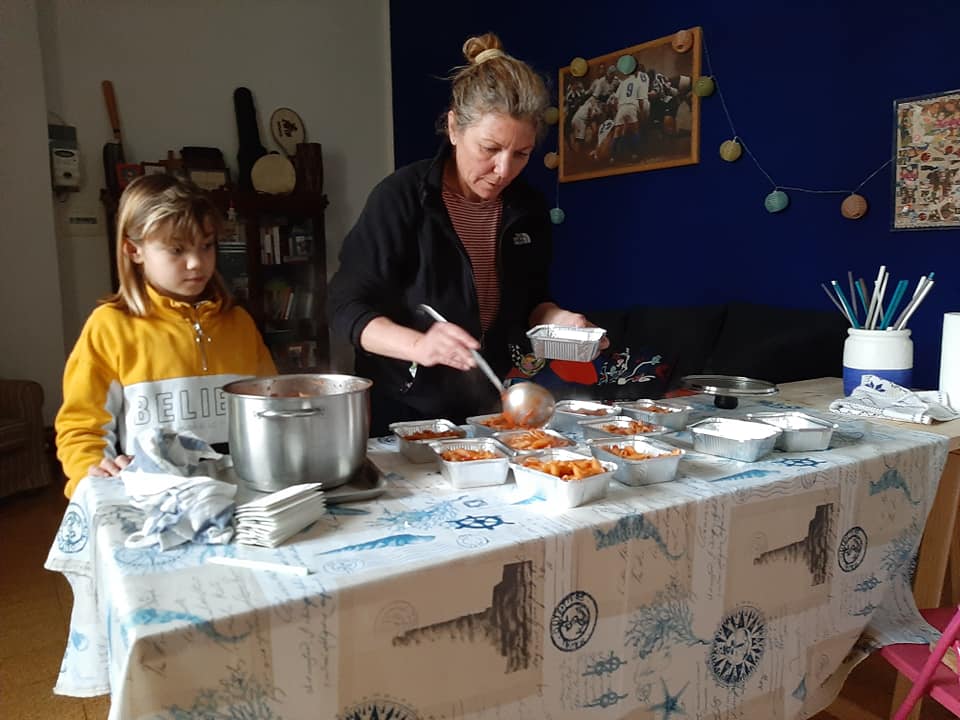 Mamma Flavia e le sue bambine cucio per i senzatetto 17