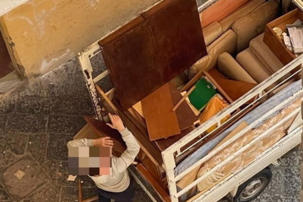Napoli, 90enne va dai parenti e le occupano casa: mobili tra i rifiuti e serratura cambiata 15