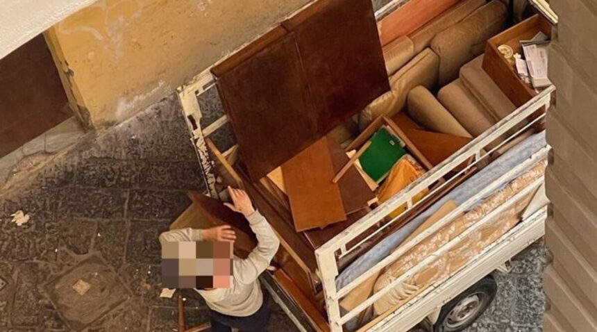 Napoli, 90enne va dai parenti e le occupano casa: mobili tra i rifiuti e serratura cambiata 1