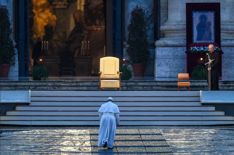 27 marzo 2020: il papa zoppicante benedice una Piazza San Pietro deserta con addosso il peso della feroce pandemia 19