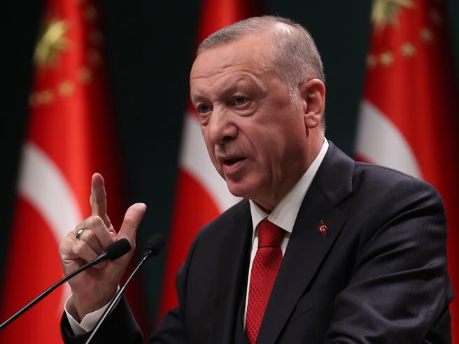 UE-Turchia, è braccio di ferro. Erdogan: "Missione Irini molesta" 1