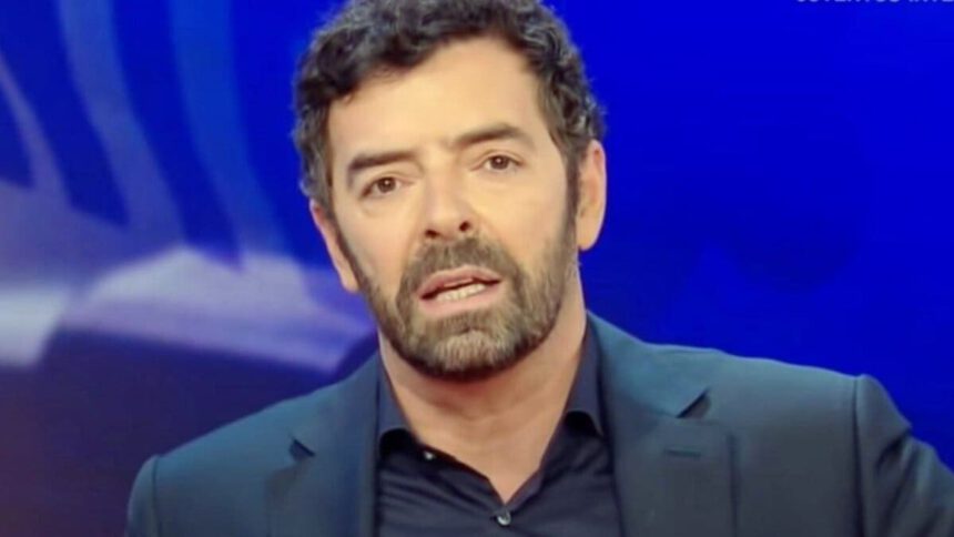 Alberto Matano fa coming out in diretta: “Anche io vittima di omofobia” 2 Alberto Matano fa coming out in diretta: “Anche io vittima di omofobia” 1