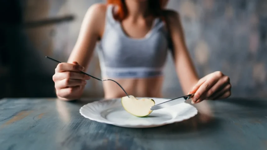 Giulia, morta a 17 anni per anoressia: “Pesava 26 chili, beveva solo acqua calda” 2 Giulia, morta a 17 anni per anoressia: “Pesava 26 chili, beveva solo acqua calda” 1