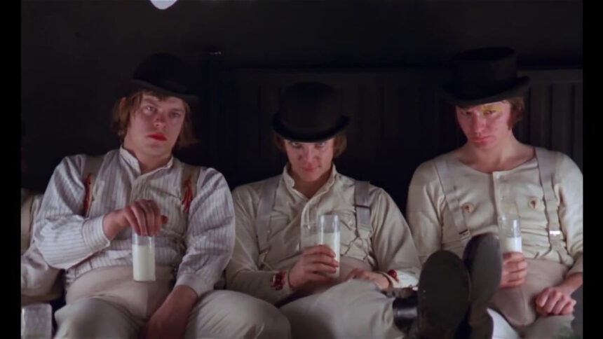 Roma, vestiti come Arancia meccanica vanno in giro a “spargere” il coronavirus 1