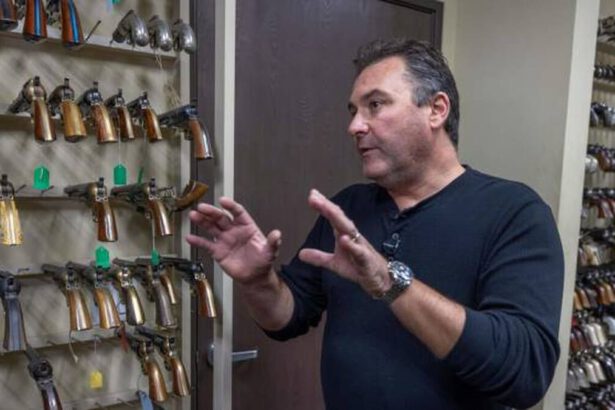 Alec Baldwin, l'omicidio sul set: il racconto del regista ferito e l'accusa all'assistente della regia 10