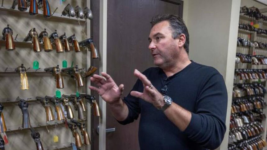 Alec Baldwin, l'omicidio sul set: il racconto del regista ferito e l'accusa all'assistente della regia 1