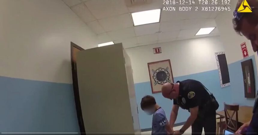 USA, bambino disabile ammanettato e condotto in cella 2 USA, bambino disabile ammanettato e condotto in cella 1