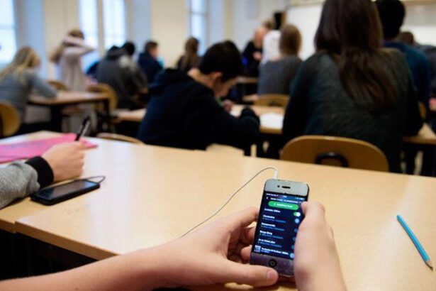Il compito in classe di Filosofia si fa sullo smartphone: l'esperimento di un giovane professore 27