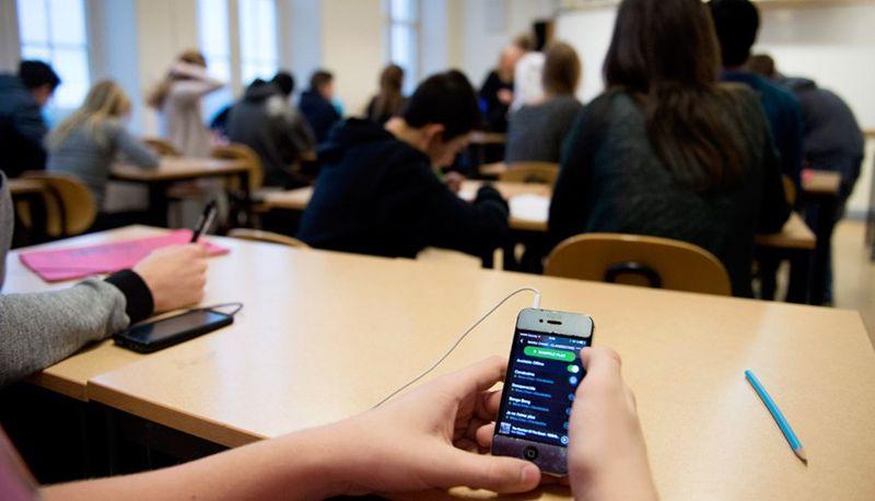 Il compito in classe di Filosofia si fa sullo smartphone: l'esperimento di un giovane professore 1