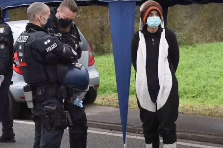 Carola Rackete arrestata in Germania, protestava contro l'abbattimento di una foresta 1