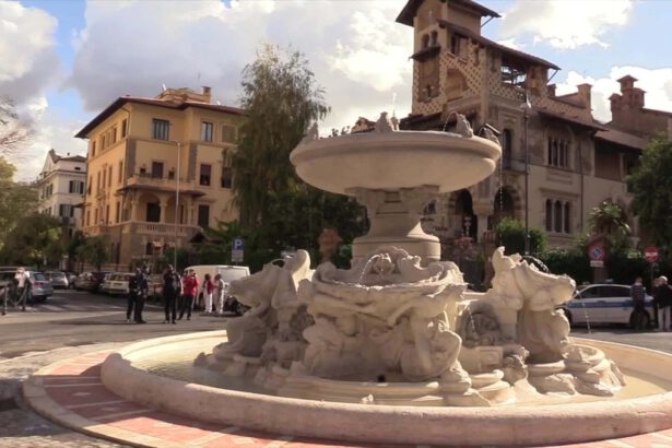 Roma, ragazzo entra con il motorino nella Fontana delle Rane al Coppedé 14