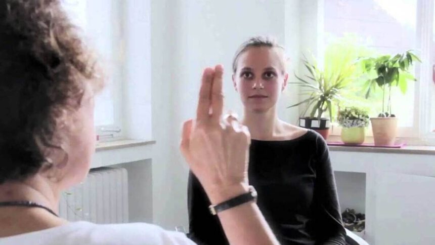 EMDR: cos'è e come funziona la terapia che agisce sul ricordo dei traumi 2 EMDR: cos'è e come funziona la terapia che agisce sul ricordo dei traumi 1