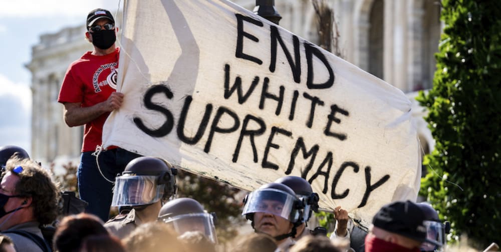 Usa, manifestanti abbattono la statua di Cristoforo Colombo: “Rappresenta il genocidio” 3 Minneapolis