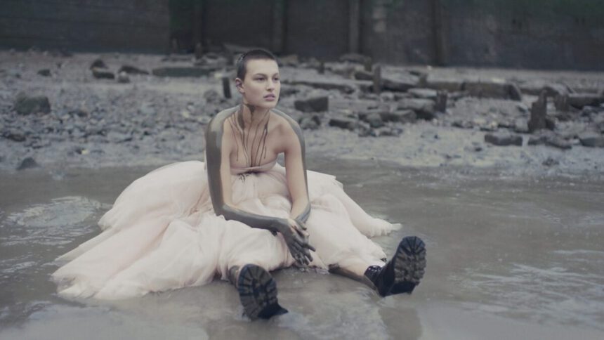 Alexander McQueen anticipa i trend della stagione nella collezione Primavera-Estate 2021 1