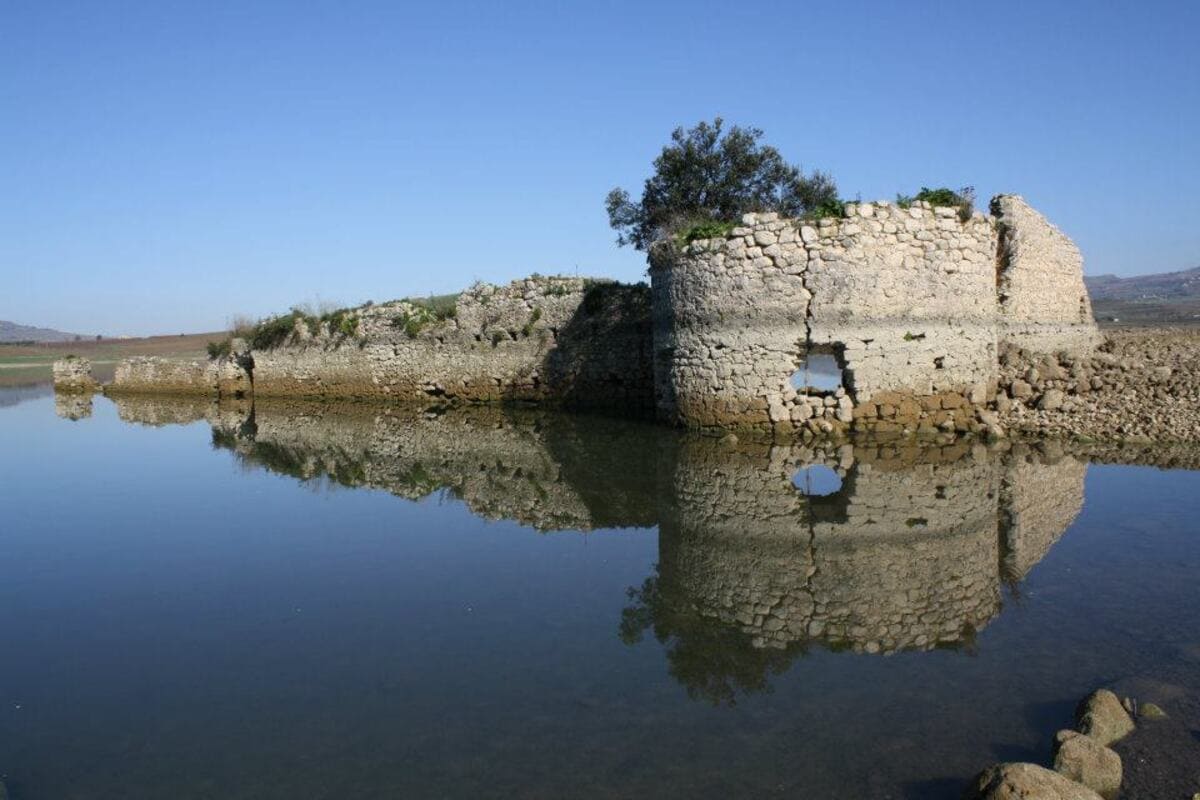 Sambuca di Sicilia, la fortezza di Mazzallakkar riemerge come per magia dalle acque del lago Arancio 1