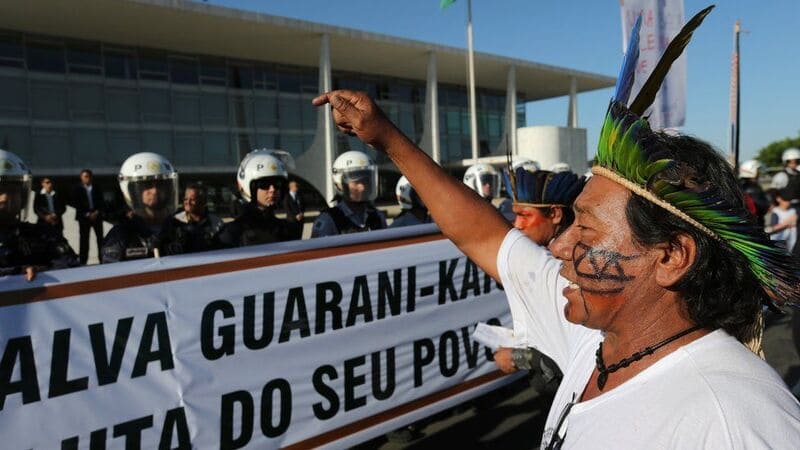 Brasile, sentenza storica della Corte Suprema per i diritti indigeni: la comunità Guaraní torna a sperare 3 Brasile protesta Guarani