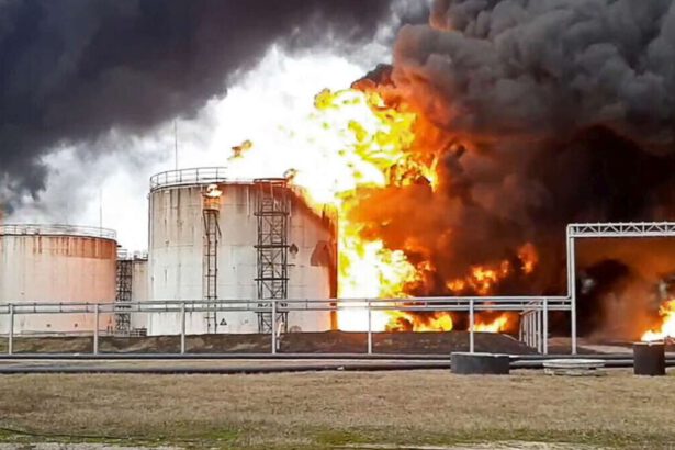 Kiev colpisce depositi di carburante in Russia 14