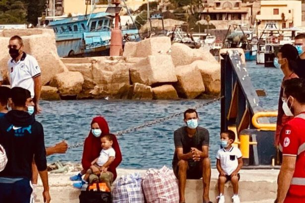 Lampedusa, svuotato l’hotspot sovraffollato. Conte: “L’Isola merita la risposta dello Stato” 23