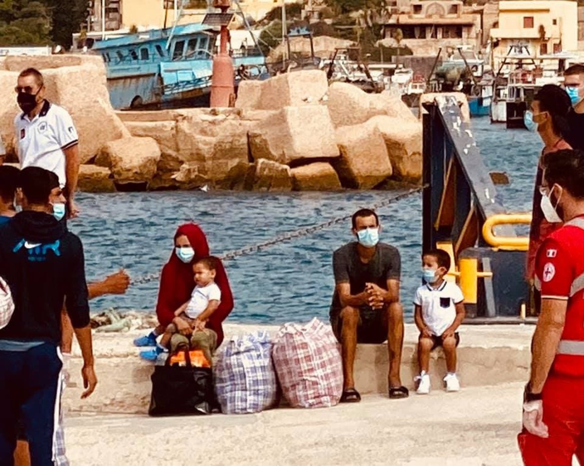 Lampedusa, svuotato l’hotspot sovraffollato. Conte: “L’Isola merita la risposta dello Stato” 13