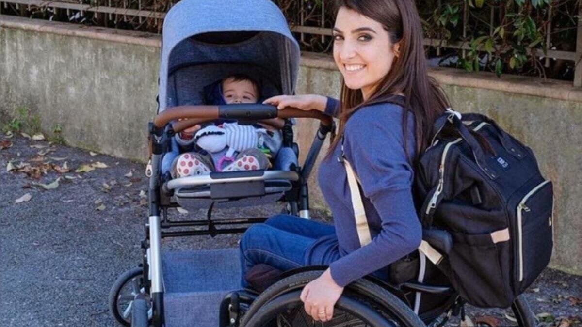 Laura Miola, la mamma in sedia a rotelle oggi “Influencer di positività” 17