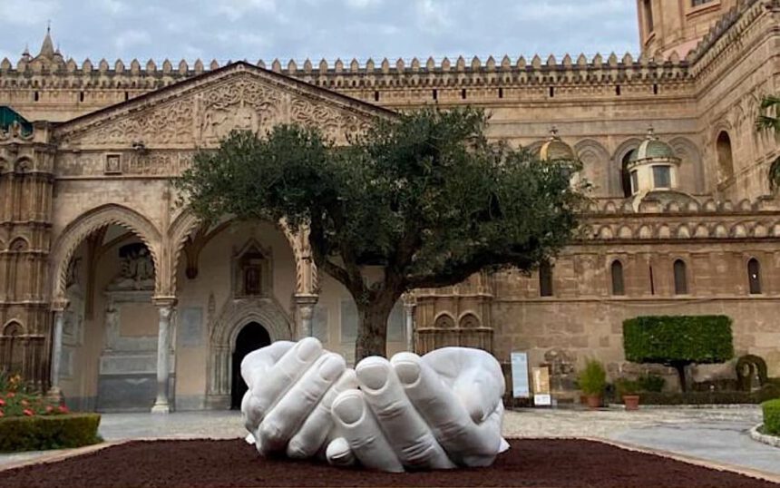 Il 'dono' di Lorenzo Quinn a Palermo: le mani giganti davanti alla Cattedrale 1