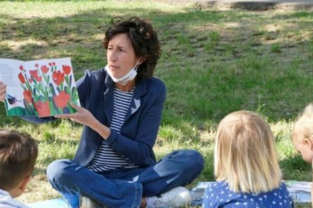 Maestra Sivieri organizza letture all'aperto con i suoi allievi per non farli sentire abbandonati 27